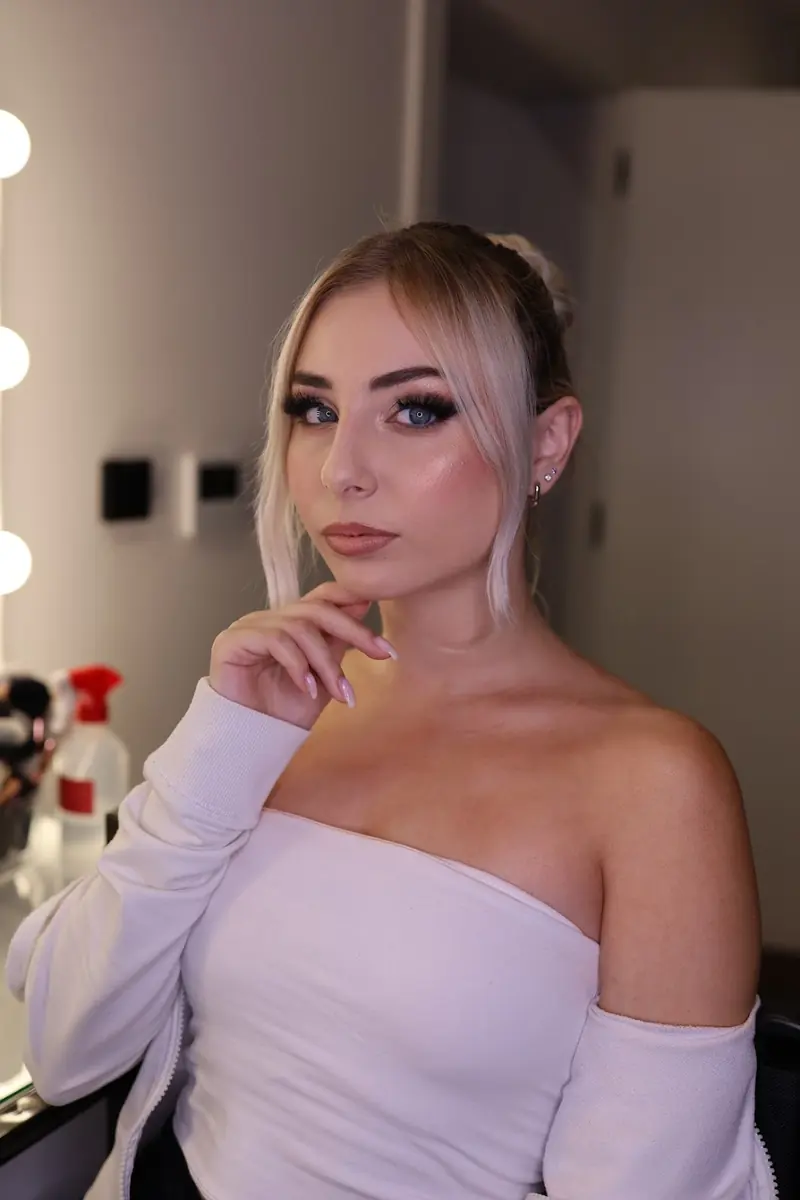 Glam šminka s dimnim sjenilom i punim trepavicama