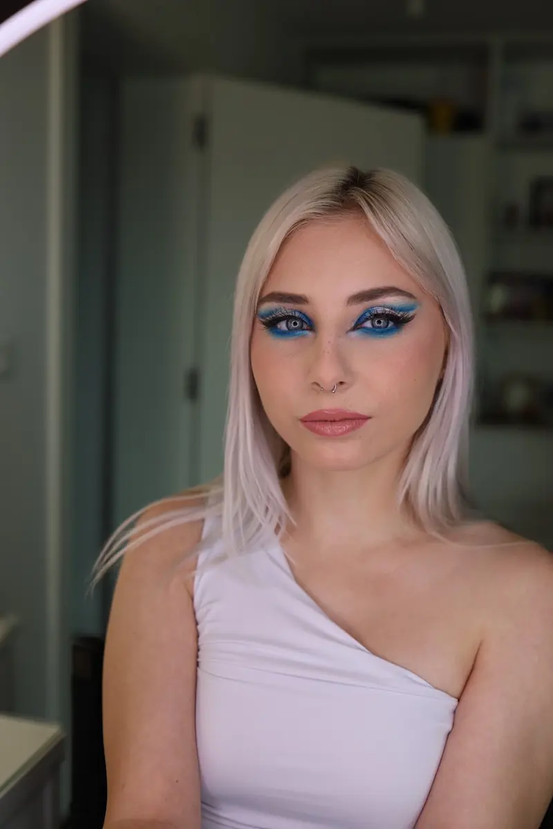Kreativna šminka s plavim grafičkim sjenilom