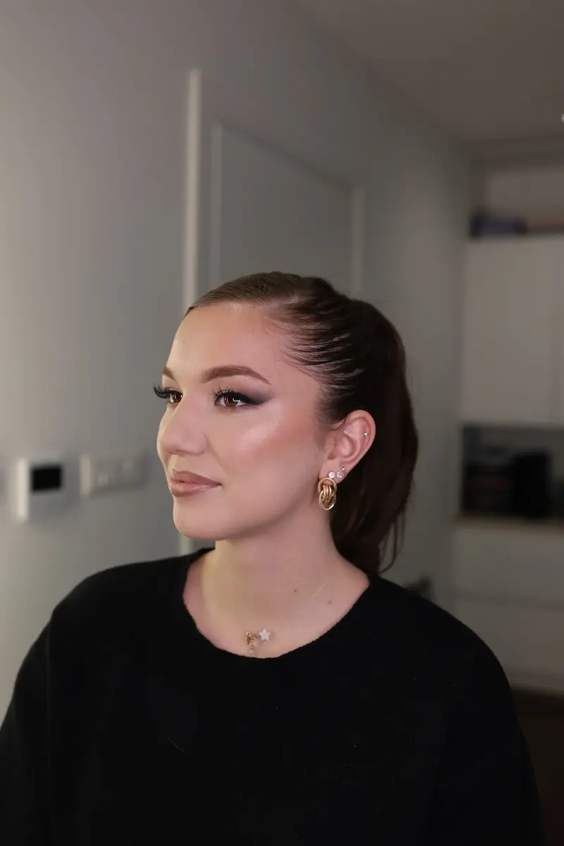 Dimni eyeliner i konturirano lice, pogled iz profila