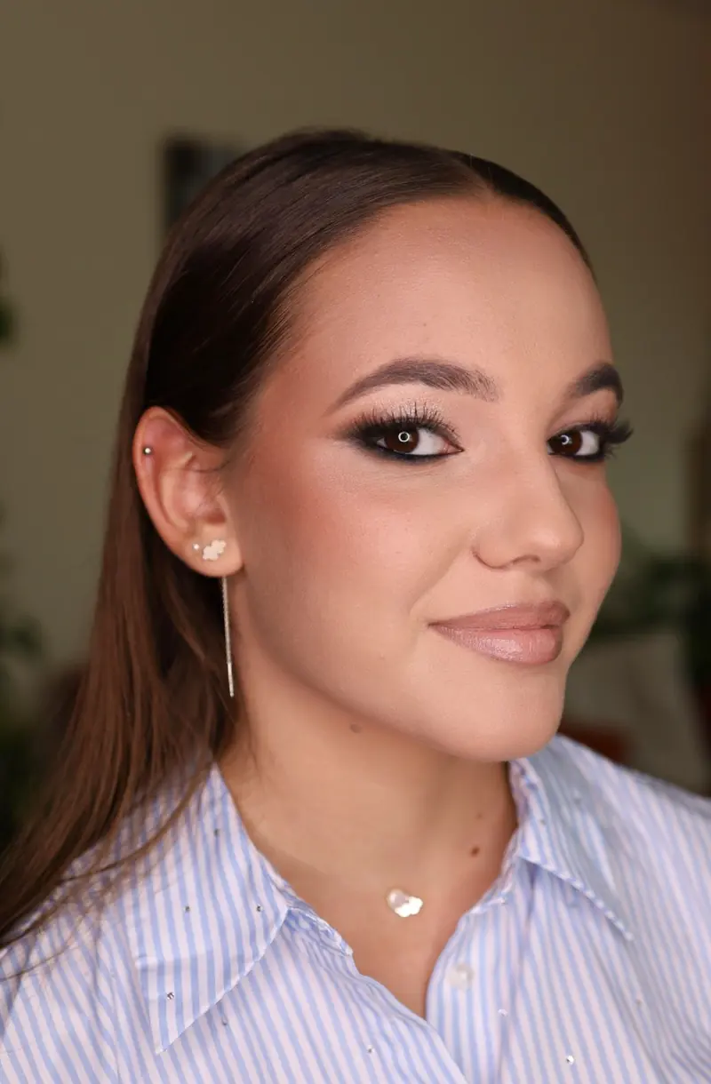 Izražen eyeliner i toplo sjenilo, klijentica tamne kose