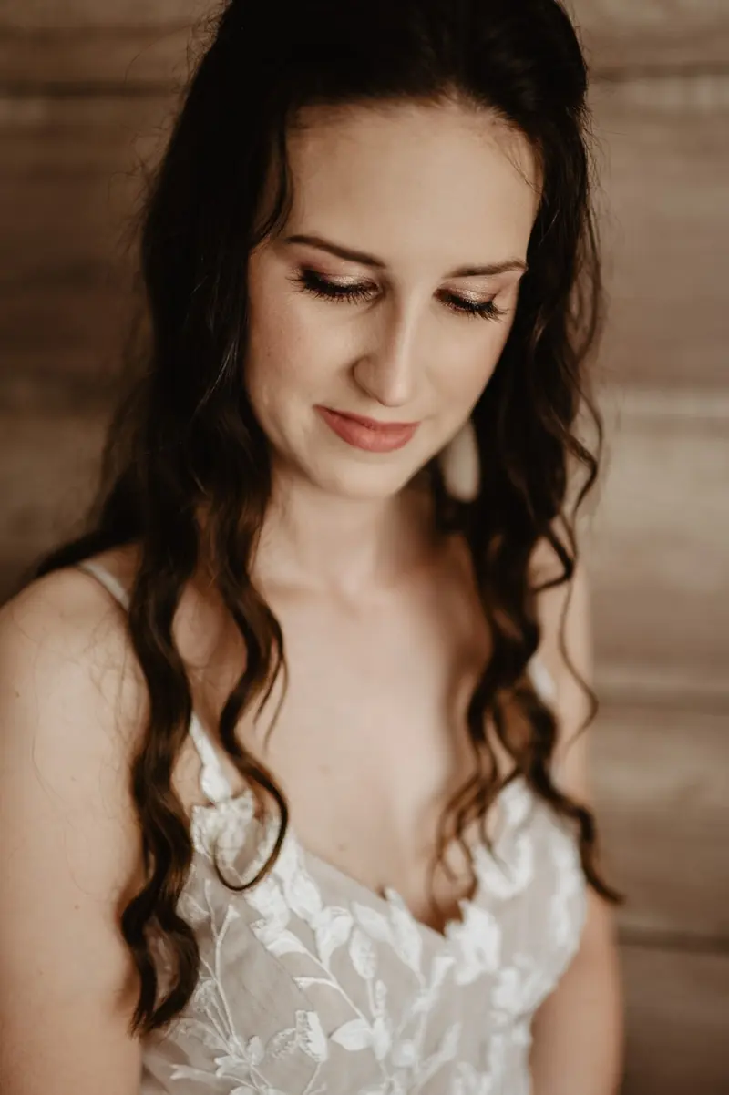 Bridal look, mladenka duge kovrčave kose s nježnom šminkom