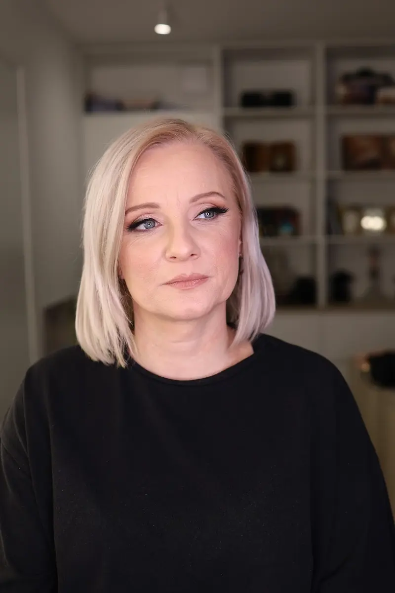 Dnevni look, prirodna šminka na klijentici kratke plave kose