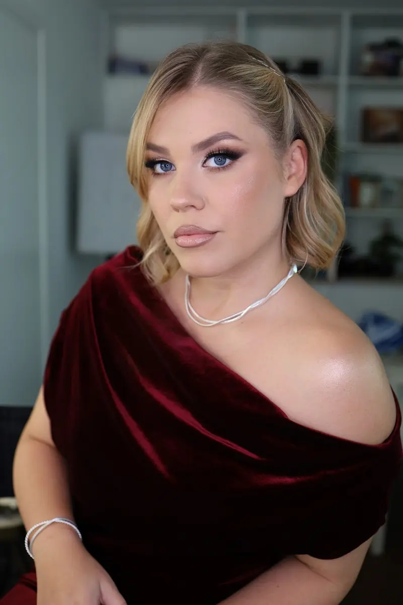 Glam look, večernja šminka s istaknutim očima i bordo baršunom