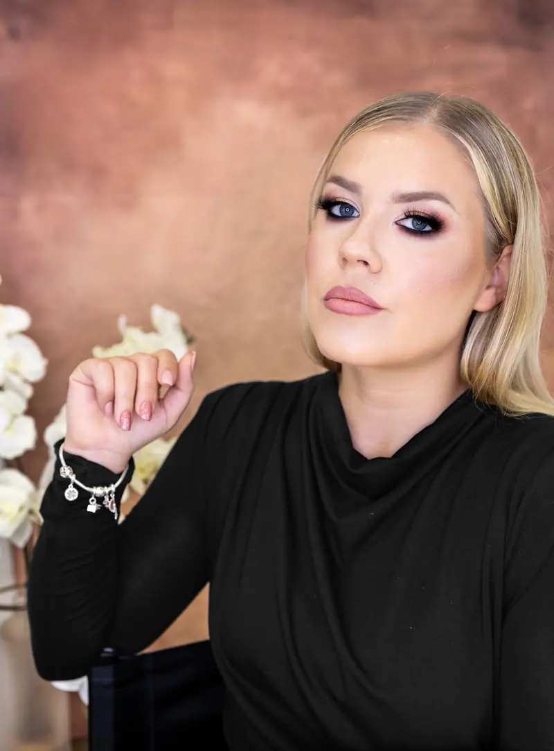 Glam make up s dimnim sjenilom i nude ružem